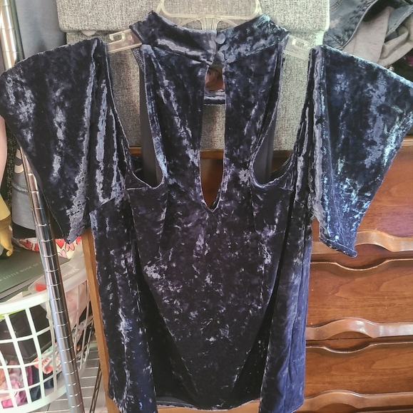 BOGO FREE AMERICAN EAGLE Velvet Navy Cold Shoulder Top with Raw Hemline sleeves - Picture 2 of 6